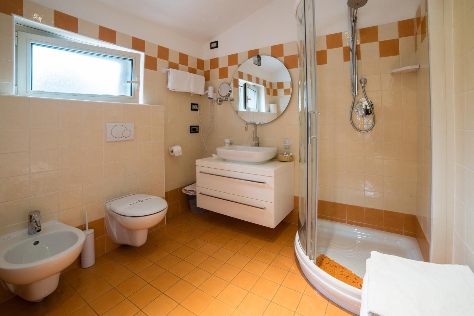 Albergo Milano Snc Lanzo dʼIntelvi Εξωτερικό φωτογραφία